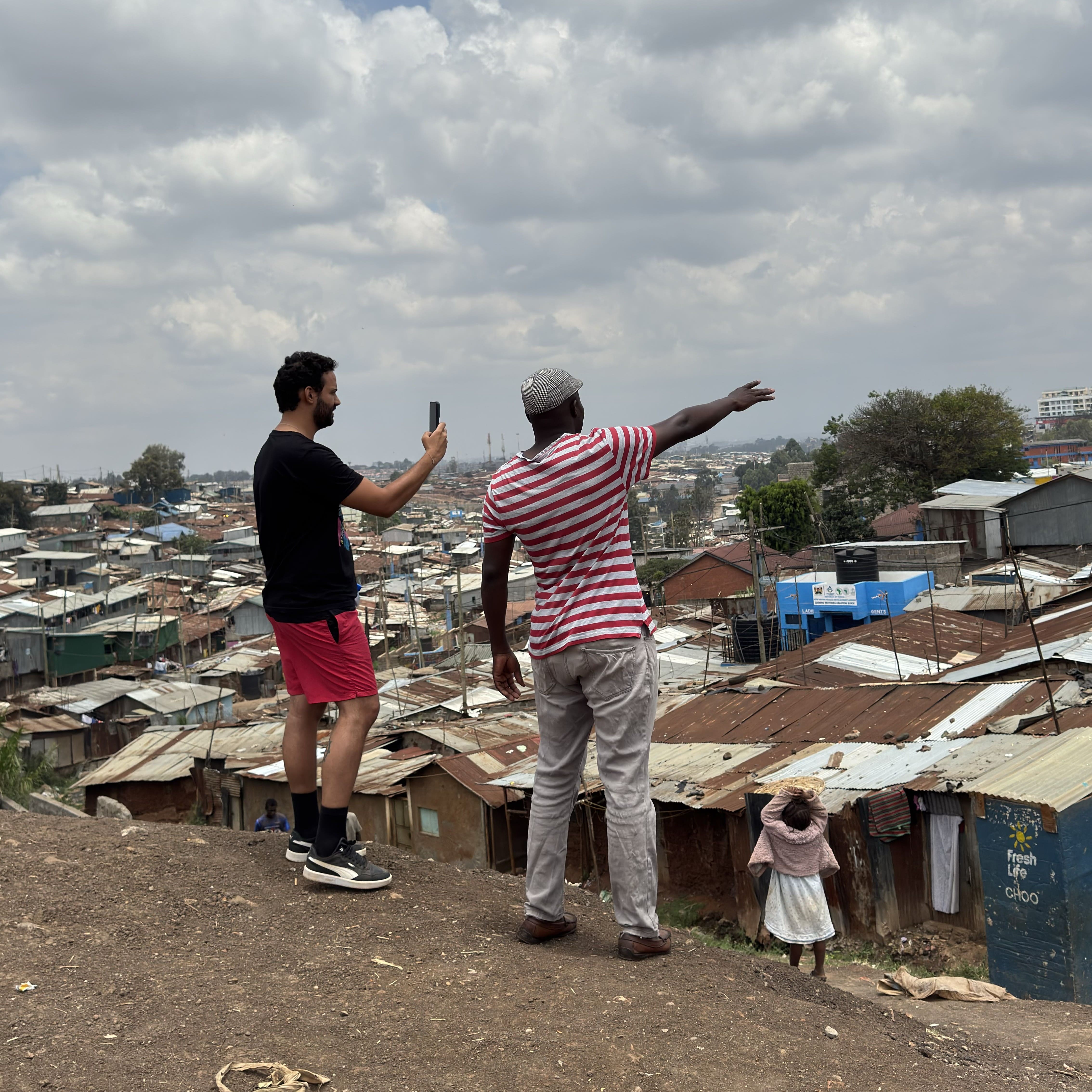 tour shpwing visitor kibera horizon